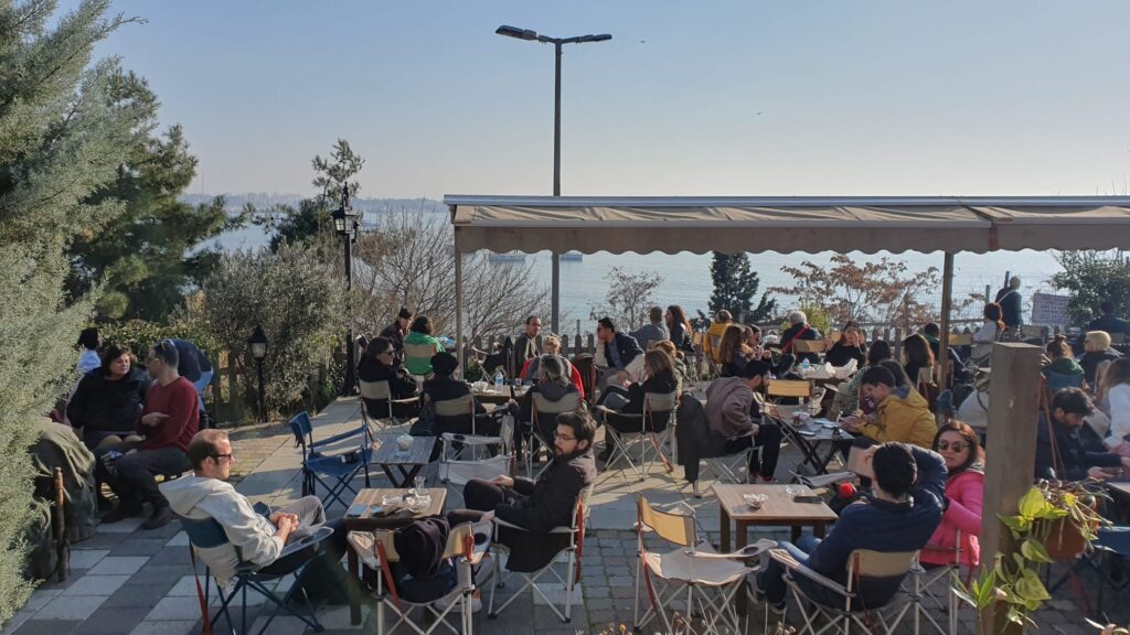 Ceainăriile sunt adesea pline de clienți de toate vârstele în Turcia. Foto: Panorama