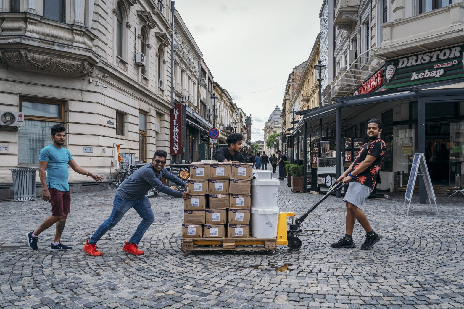 angajati straini muncitori