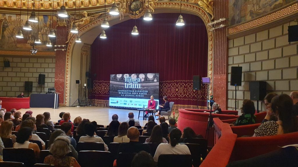 Noreena Hertz a venit pentru prima dată la București în mai 2023 și a vorbit despre singurătate pe scena Ateneului, într-un dialog cu jurnalista Andreea Roșca, la conferințele „Despre lumea în care trăim”, organizate de editura Humanitas.