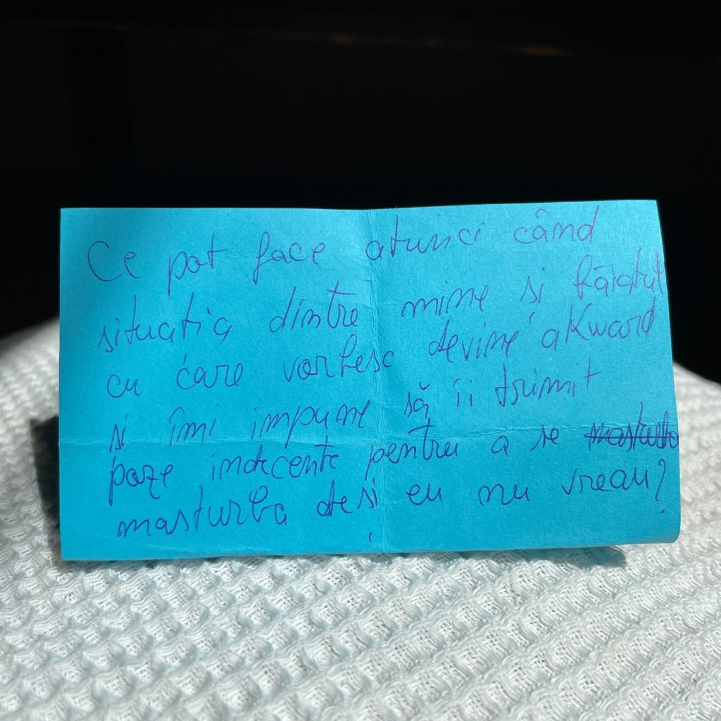 Întrebări primite de reprezentanții SEXUL vs BARZA într-un centru DGASPC de primiri de urgență din țară/ Sursa Foto: Arhiva personală Adriana Radu