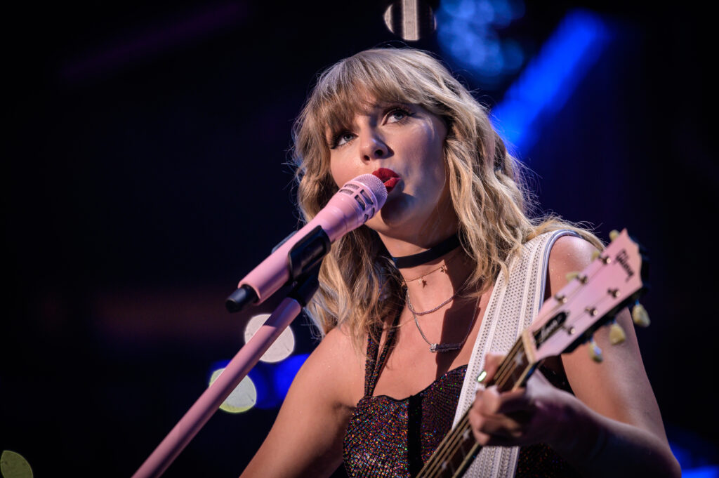 Cum schimbă Taylor Swift industria muzicală și economia