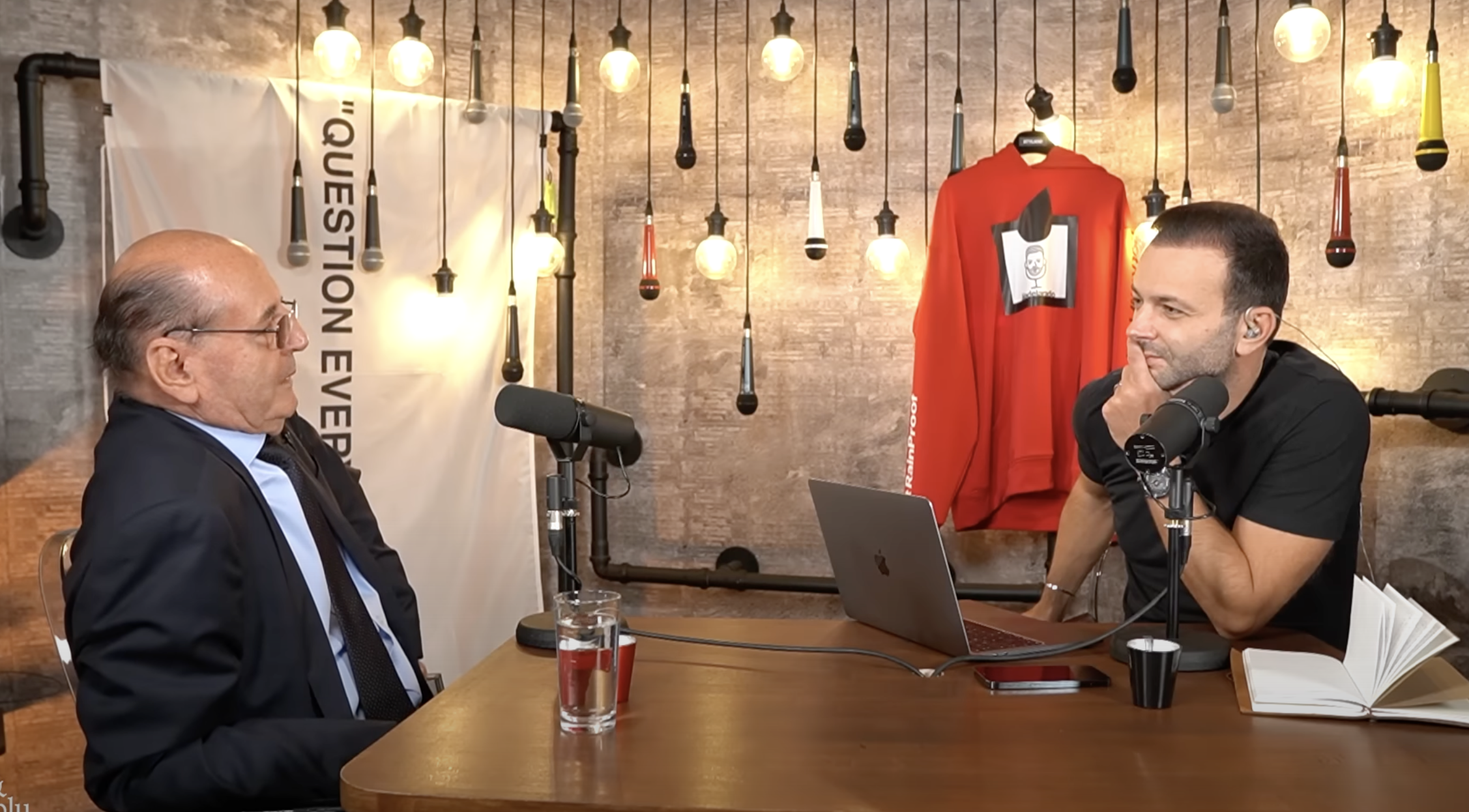 Podcasturile, talk-show-urile epocii digitale. Cum am ajuns să ne uităm la discuții online de 4 ore, în era consumului rapid