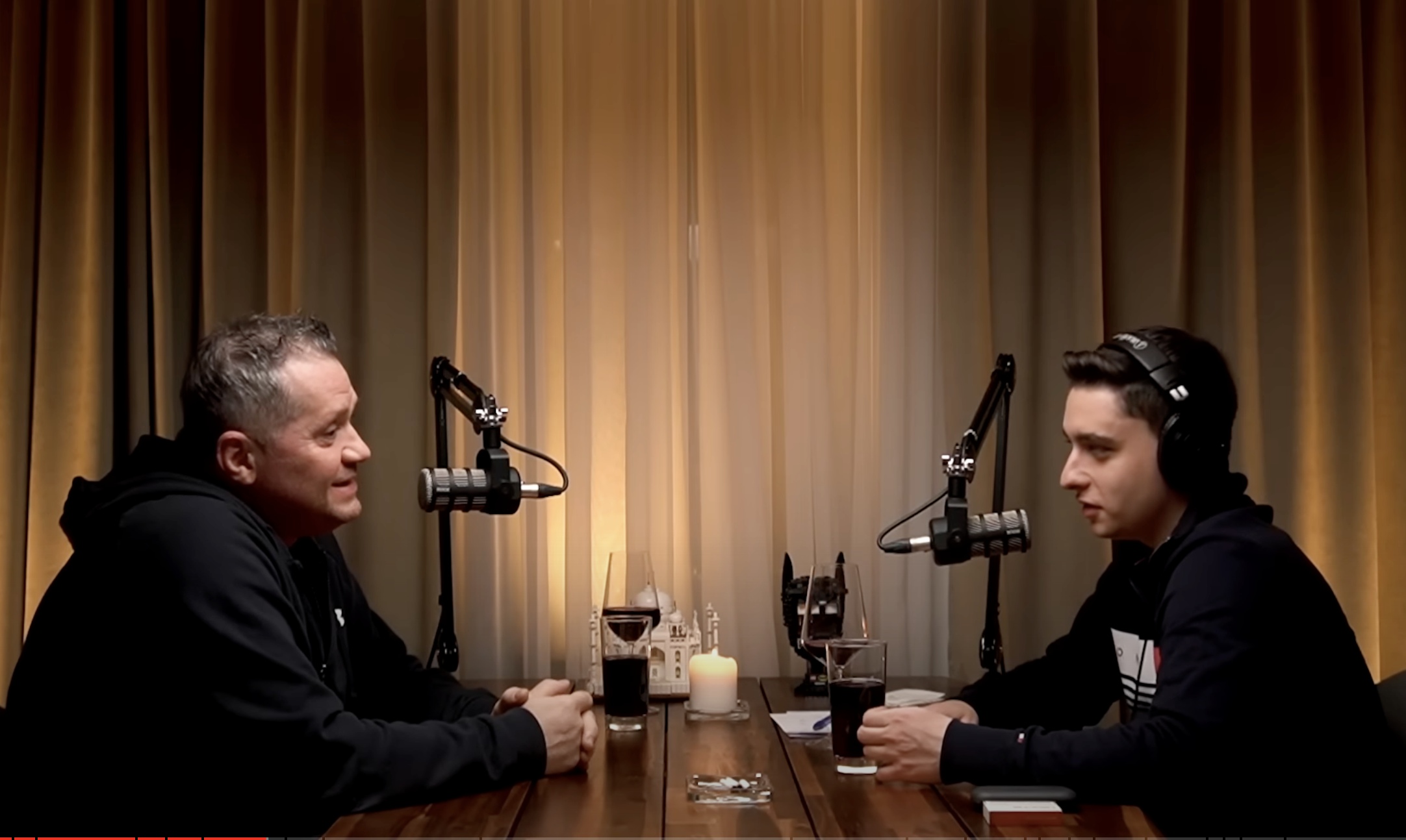 Podcasturile, talk-show-urile epocii digitale. Cum am ajuns să ne uităm la discuții online de 4 ore, în era consumului rapid