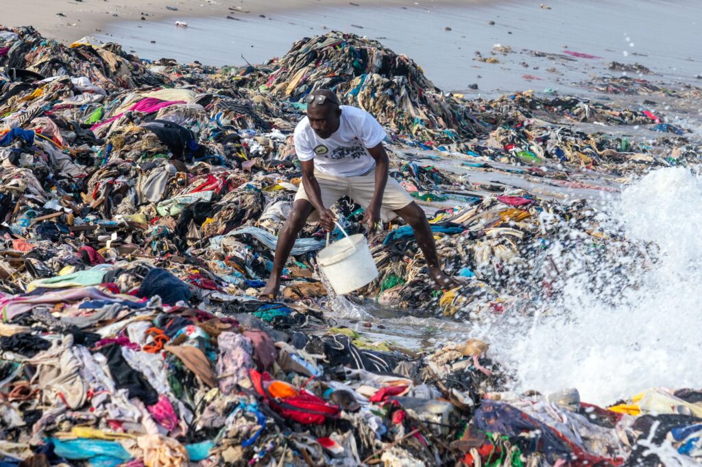 Munți de haine ieșite din uz în Accra, Ghana / Sursă foto: Profimedia Images