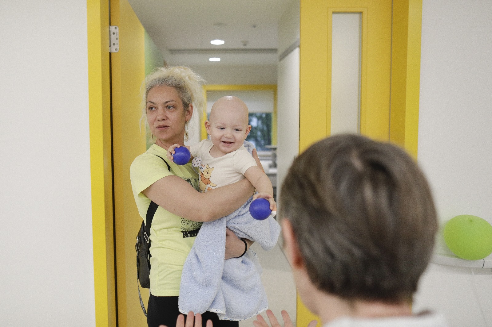 Pacient, împreună cu aparținătoarea, în noul spital. FOTO: Inquam Photos/Octav Ganea