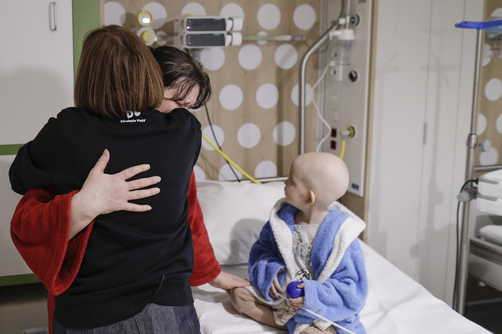 Procesul de mutare al pacienților. FOTO: Inquam Photos/Octav Ganea