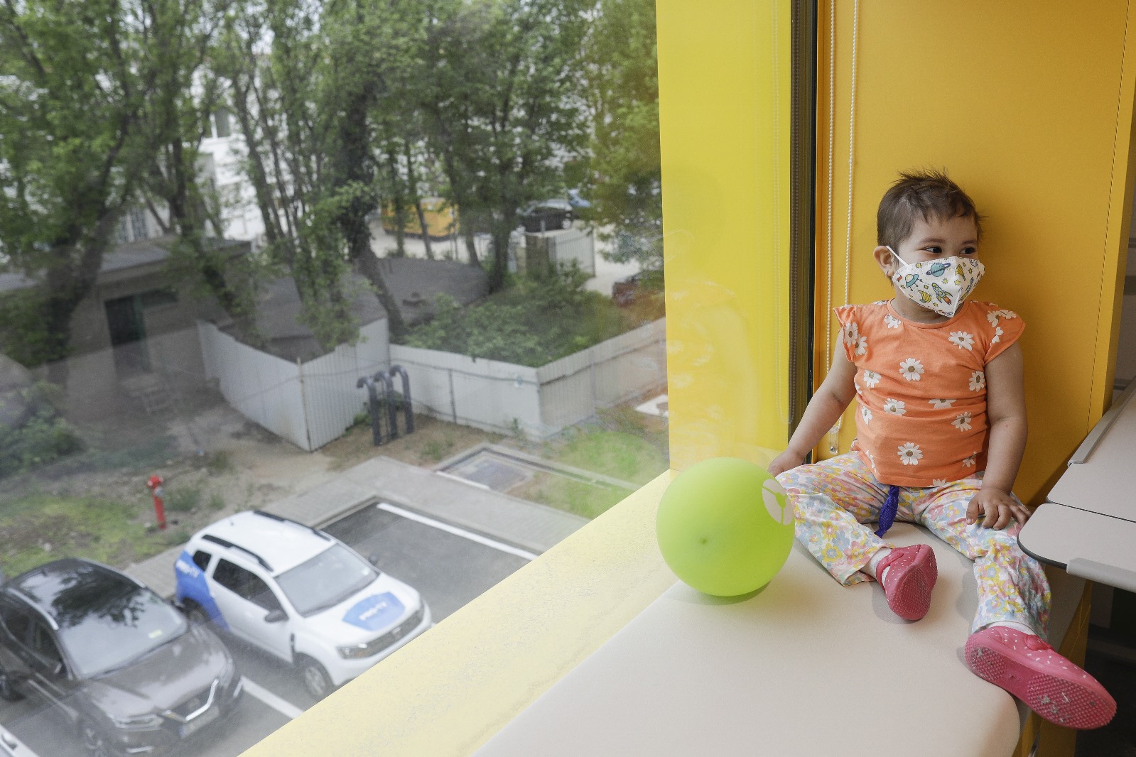 Fetiță langă un geam în noul spital. FOTO: Inquam Photos/Octav Ganea