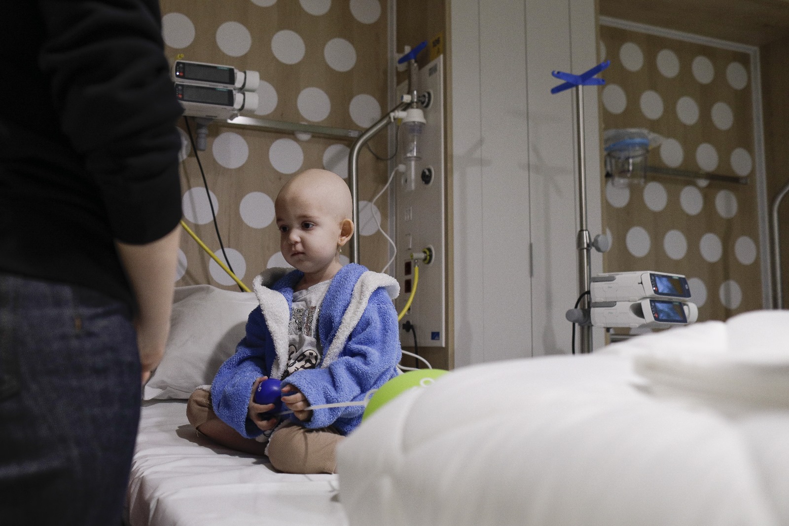 Pacientă cu cancer însoțită de părinte. FOTO: Inquam Photos/Octav Ganea