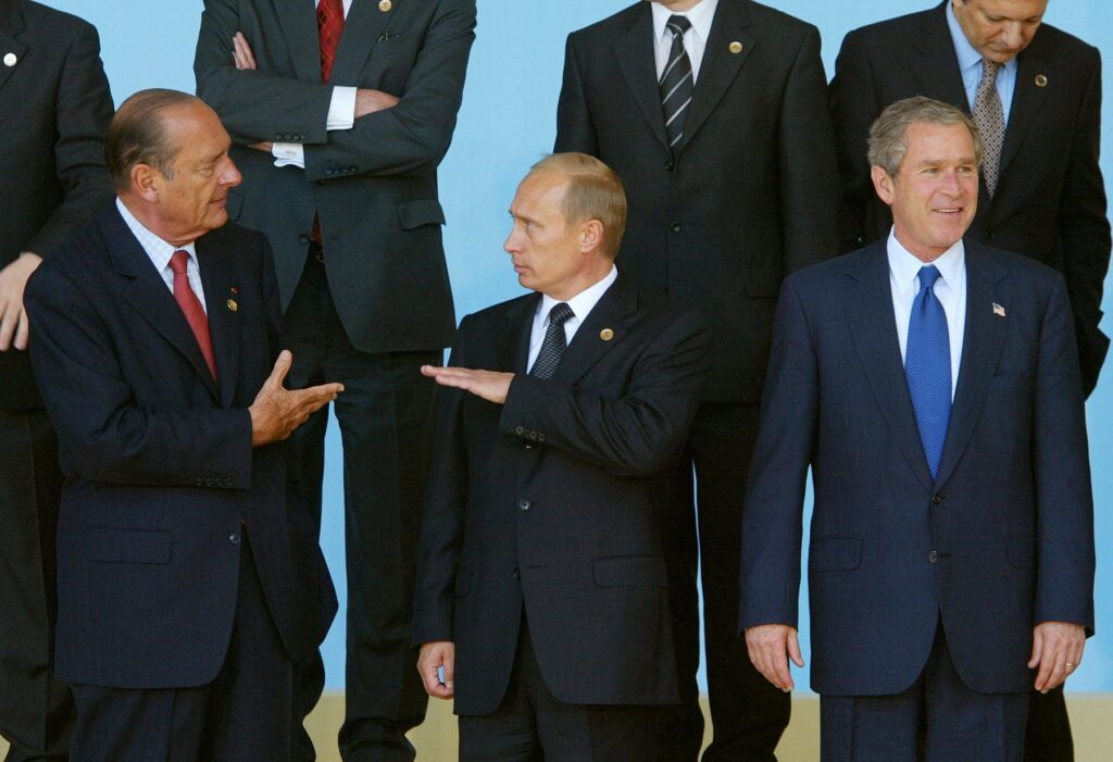 Vladimir Putin, alături de Jacques Chirac și George W. Bush, la summit-ul NATO-Rusia din Italia care a pus bazele Consiliului NATO-Rusia, 28 mai 2002, Foto: Profimedia