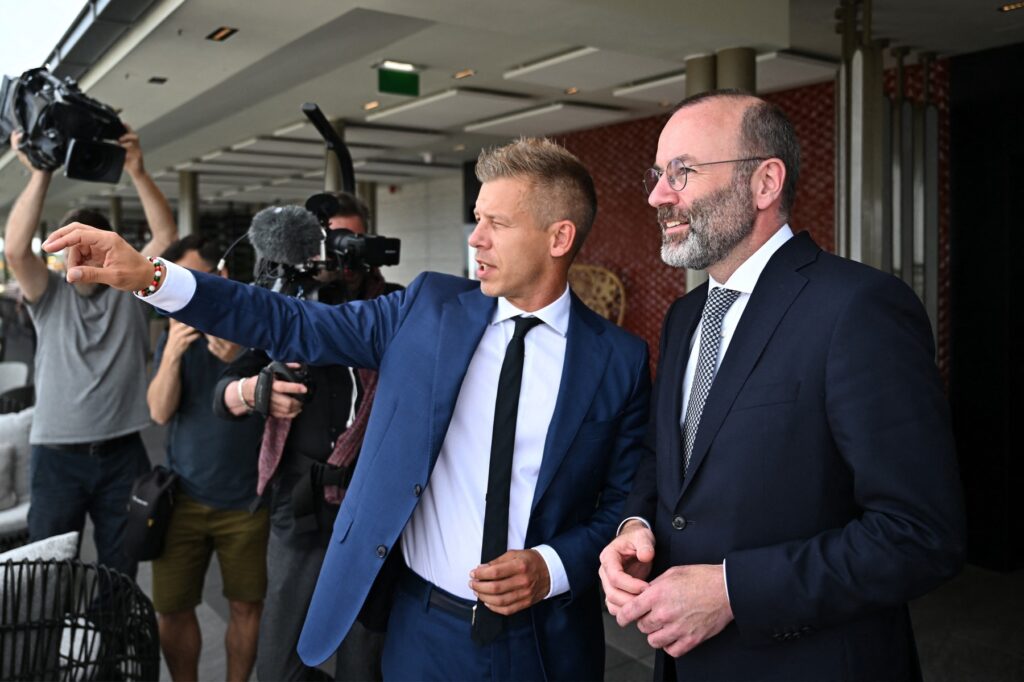 Péter Magyar, noul lider al Opoziției din Ungaria, alături de președintele Partidului Popular European, Manfred Weber, în timpul unei întâlniri la Budapesta, pe 14 iunie. Foto: Profimedia