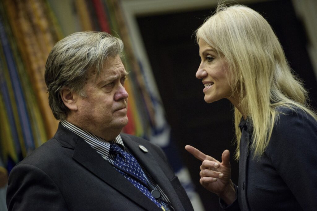 Steve Bannon și Kellyanne Conway au fost în echipa de campanie cu care Donald Trump a câștigat alegerile în 2016, Foto: Profimedia