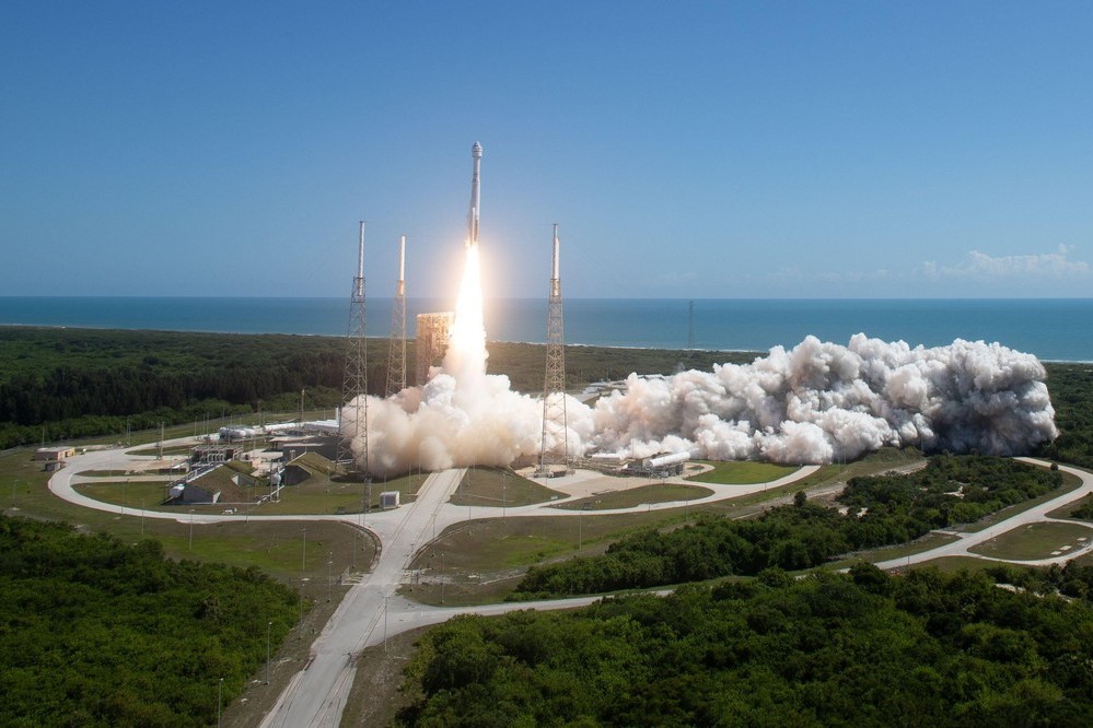 starliner spatiu astronaut