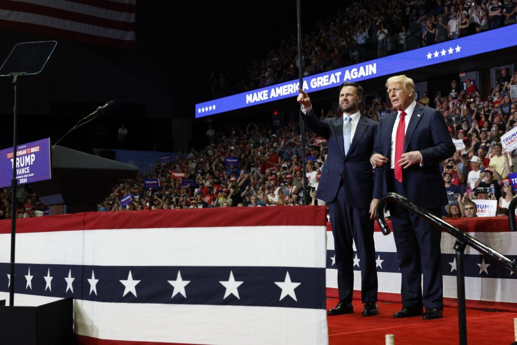 Donald Trump și J.D. Vance la un miting de campanie organizat pe 20 iulie în Michigan, Foto: Profimedia