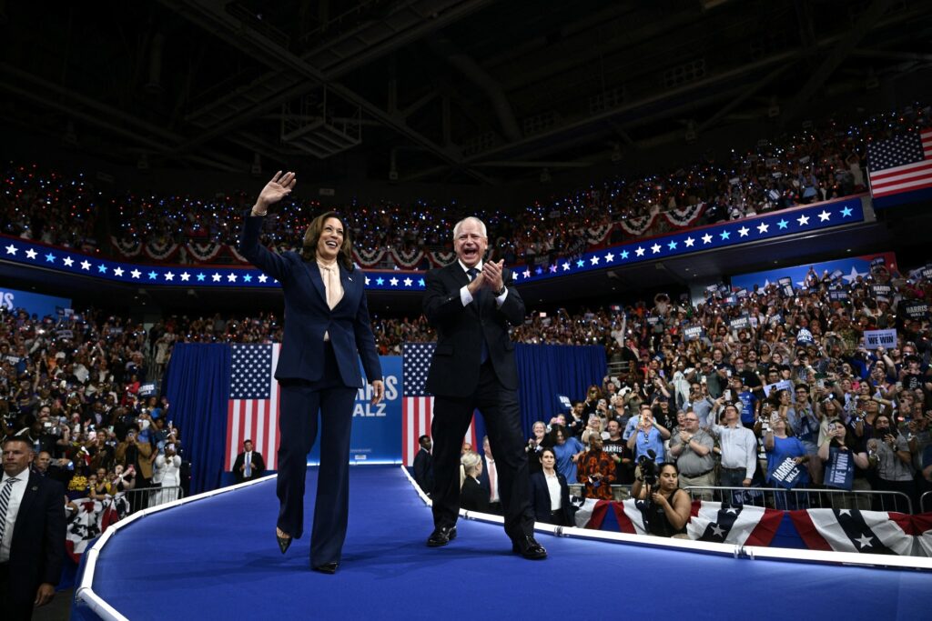 Kamala Harris și Tim Walz la prima lor apariție împreună la un miting de campanie în Pennsylvania, 7 august 2024, Foto: Profimedia