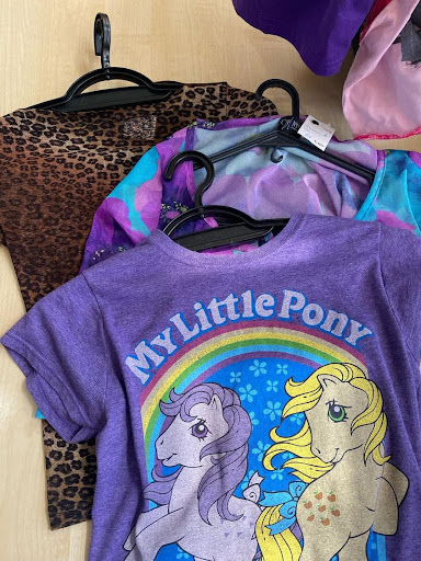 Ce nu se vinde se donează sau se oferă prietenilor. Arhivă personală a Mariei.